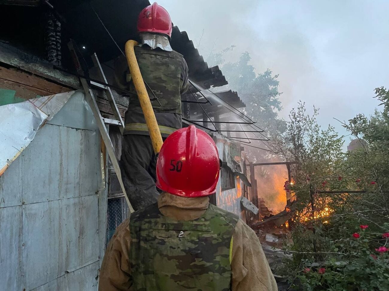 Через російські обстріли у Харківській області сталося кілька пожеж
