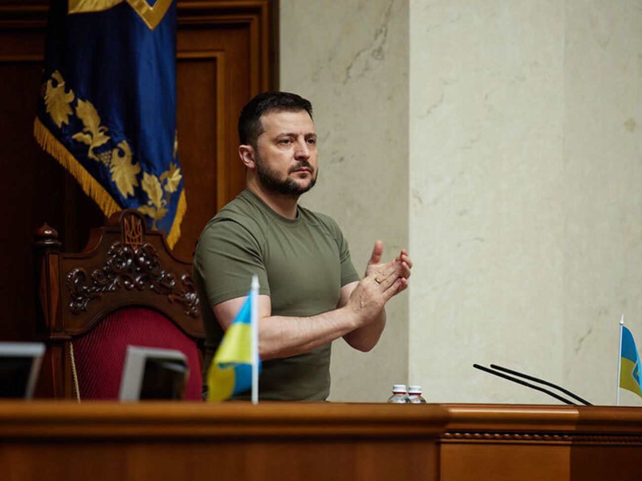 Зеленський нагадав, що, згідно з Конституцією, захист суверенітету і територіальної цілісності держави&nbsp;&ndash; справа всього українського народу