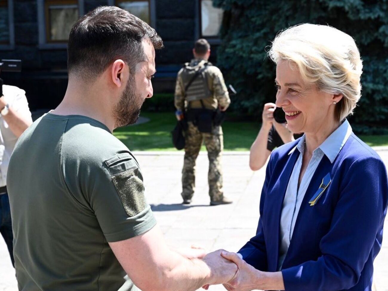 Фон дер Ляйен (справа) сообщила 11 июня, что прибыла с визитом в Киев для обсуждения евроинтеграции Украины