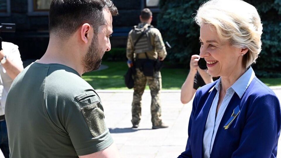 Фон дер Ляєн (праворуч) повідомила 11 червня, що прибула з візитом у Київ для обговорення євроінтеграції України