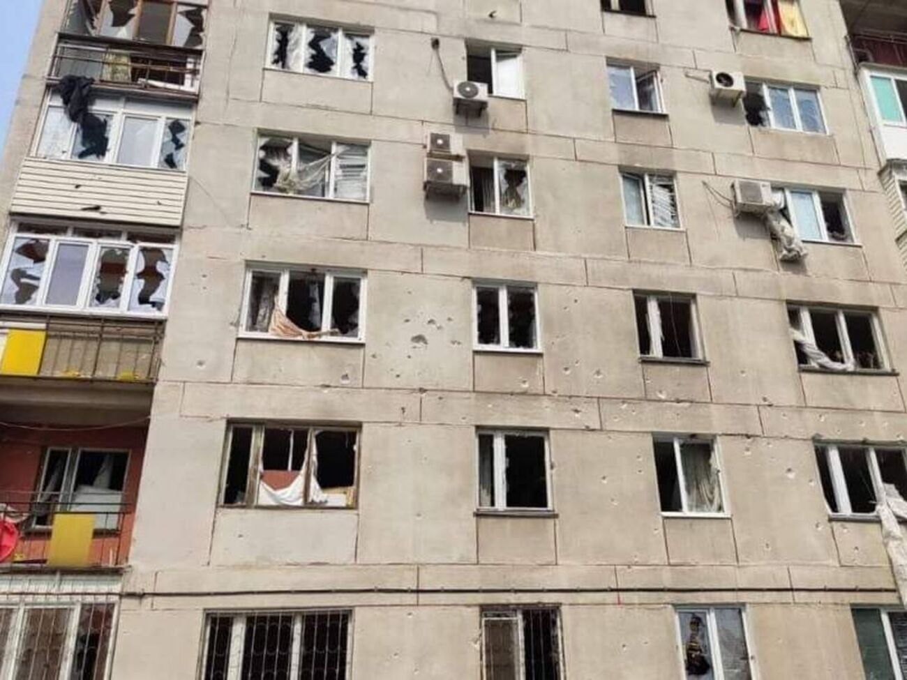 Оккупанты продолжают разрушать дома в Луганской области
