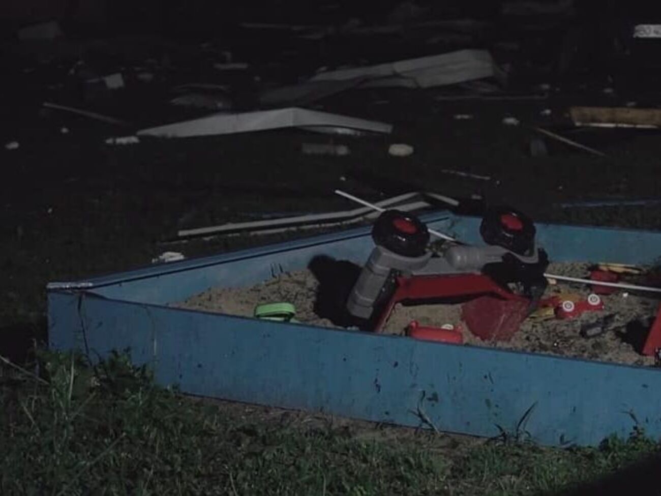 Число пострадавших выросло, среди раненых – девочка, которая эвакуировалась из Харькова. Последствия удара по Чорткову. Фоторепортаж