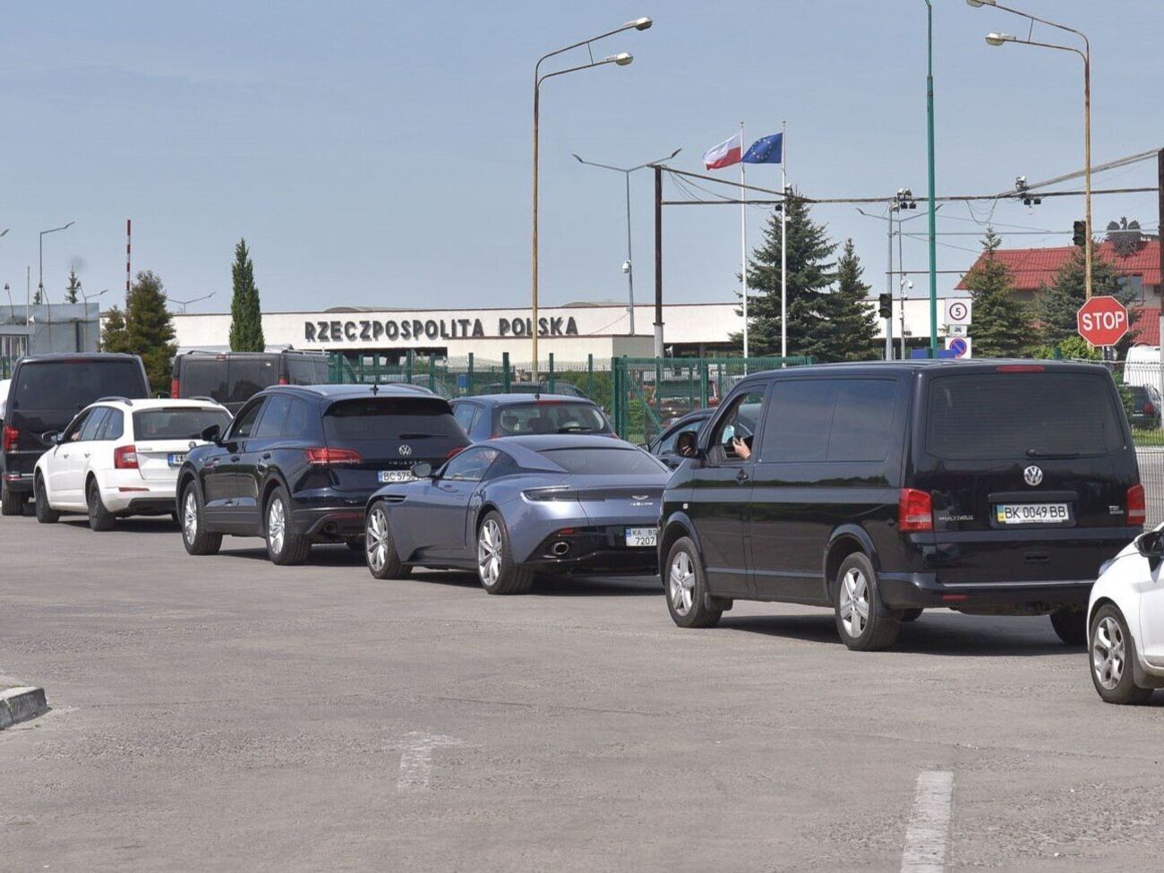 Больше всего граждан выезжает в Польшу