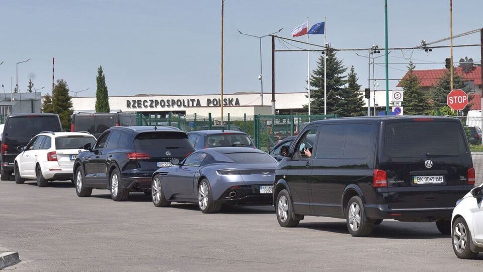 Больше всего граждан выезжает в Польшу