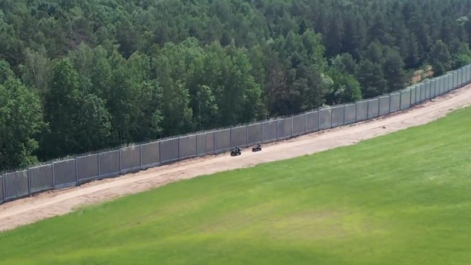 Стену начали возводить из-за миграционного кризиса, случившегося в 2021 году