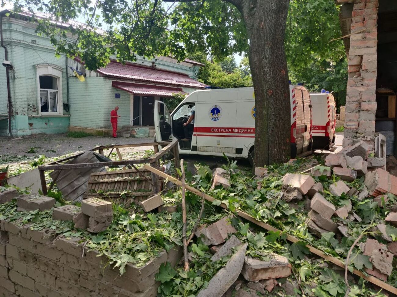 Окупанти пошкодили медустанову і "швидку" в Бахмуті