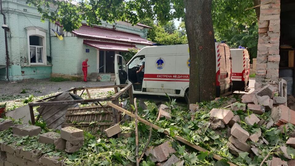 Окупанти пошкодили медустанову і "швидку" в Бахмуті