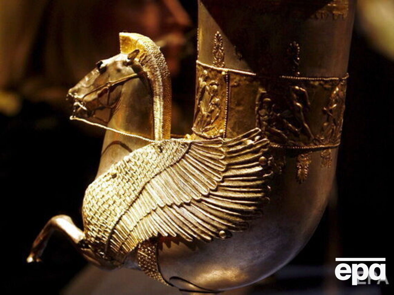 Россияне с начала войны вывозят из Украины ценные исторические артефакты