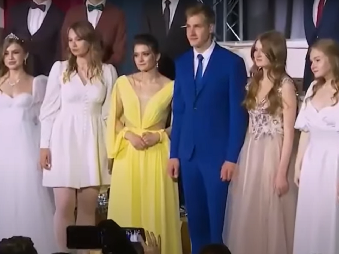 Николай Лукашенко пришел на выпускной в синем костюме, его одноклассница&nbsp;&ndash; в желтом платье. Получился флаг Украины