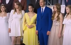 Николай Лукашенко пришел на выпускной в синем костюме, его одноклассница – в желтом платье. Получился флаг Украины