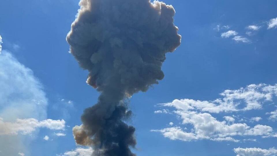 Над Прилуками після ракетних ударів стоїть великий стовп диму, повідомляють у соцмережах