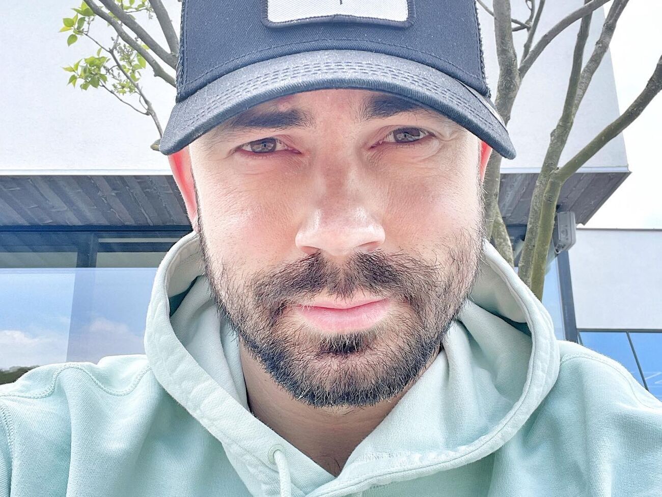 Бєдняков народився у Маріуполі у 1987 році