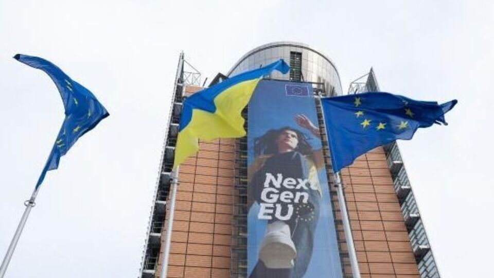 Еврокомиссия порекомендует предоставить Украине статус кандидата в члены ЕС "на условиях, связанных с верховенством закона и борьбой с коррупцией", писали СМИ