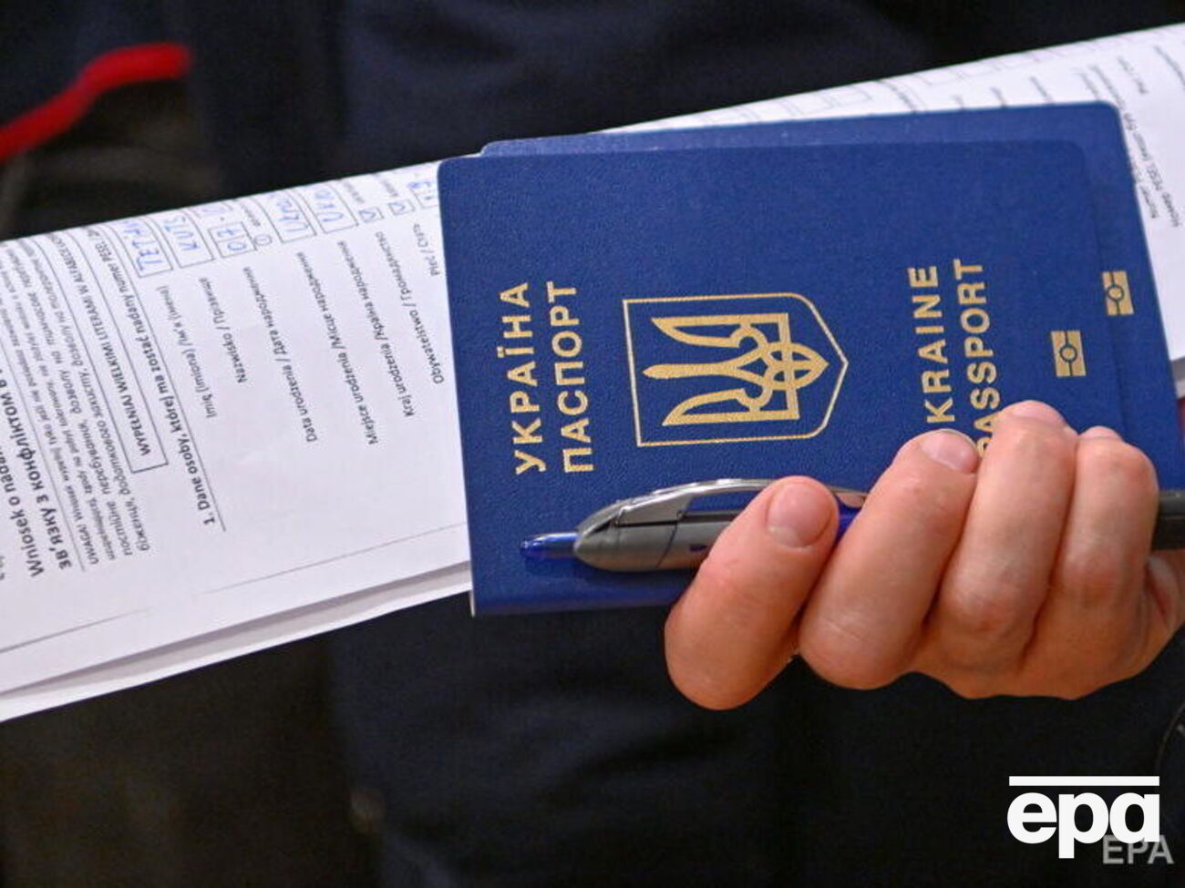 Паспортами за кордоном займатиметься міграційна служба