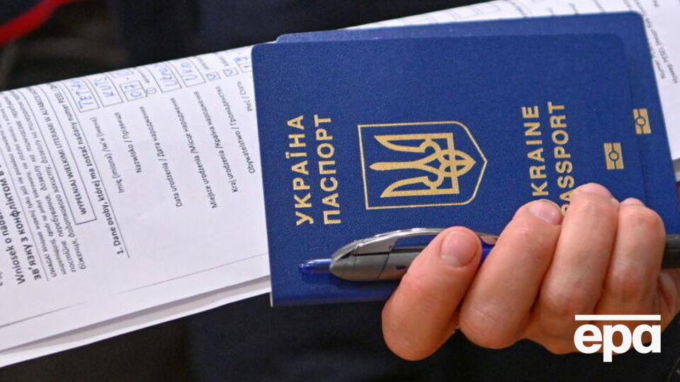 Паспортами за кордоном займатиметься міграційна служба