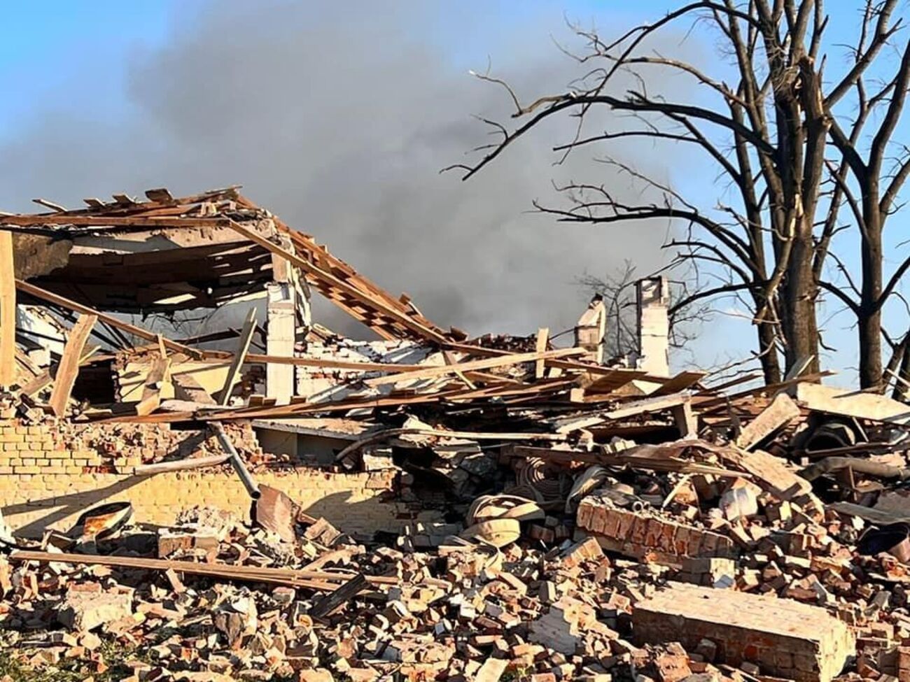 После ракетного удара оккупантов начался пожар