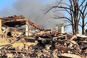 После ракетного удара оккупантов начался пожар