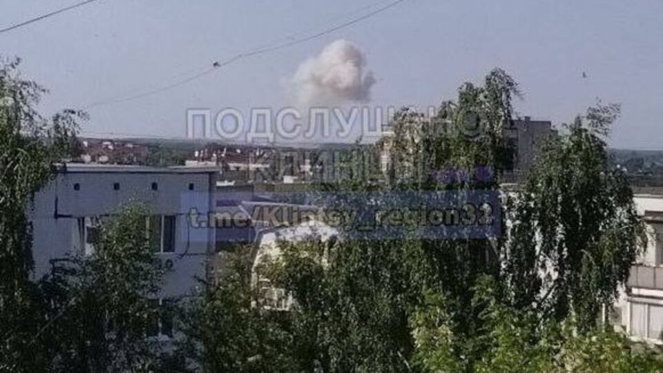 По неподтвержденной информации, удар пришелся в военную базу и задел часть жилого комплекса в Клинцах