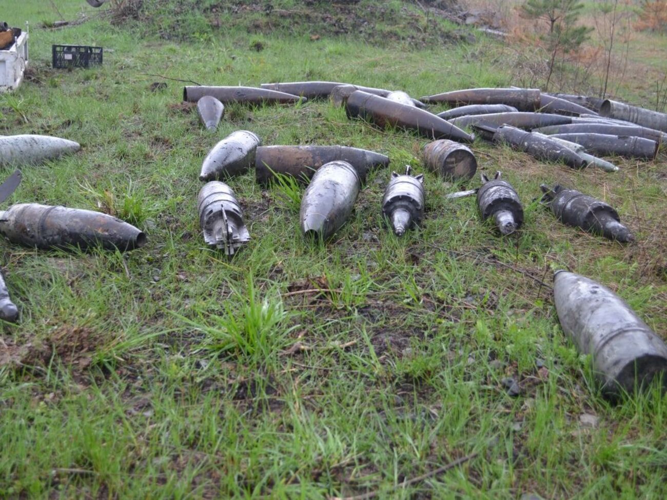 Глава Нацполиции говорит, что снаряды могут "выползать" из почвы после разминирования