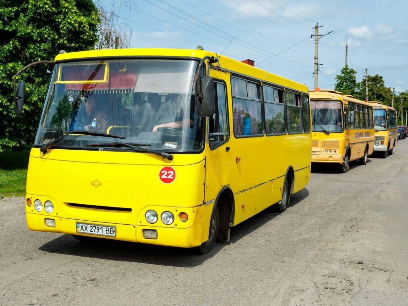 Люди самостійно добиралися до селища Печеніги, звідти їм допомогли виїхати чиновники та волонтери