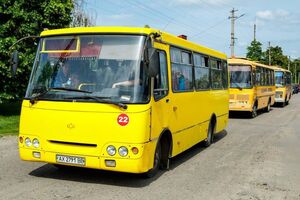 Люди самостійно добиралися до селища Печеніги, звідти їм допомогли виїхати чиновники та волонтери