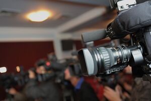 Редакция "Українських новин" собрала деньги на винтовку своему сотруднику, теперь собирает на прицел к ней