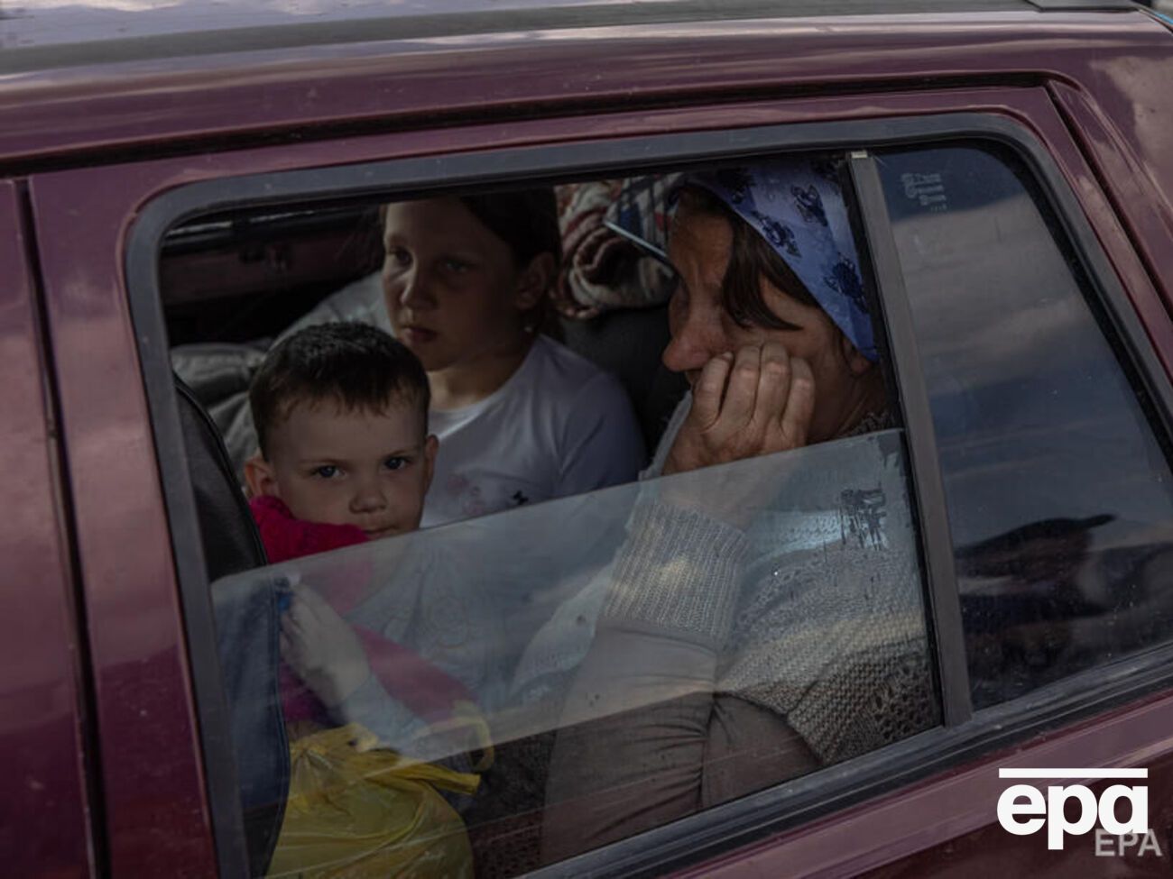 Эвакуированные жители города уже выехали из Луганской области в другие регионы Украины