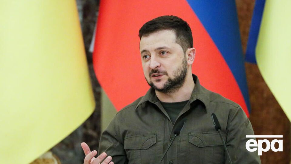 Зеленский (на фото) считает, что что Западу было бы справедливо слушать Украину накануне конфликта