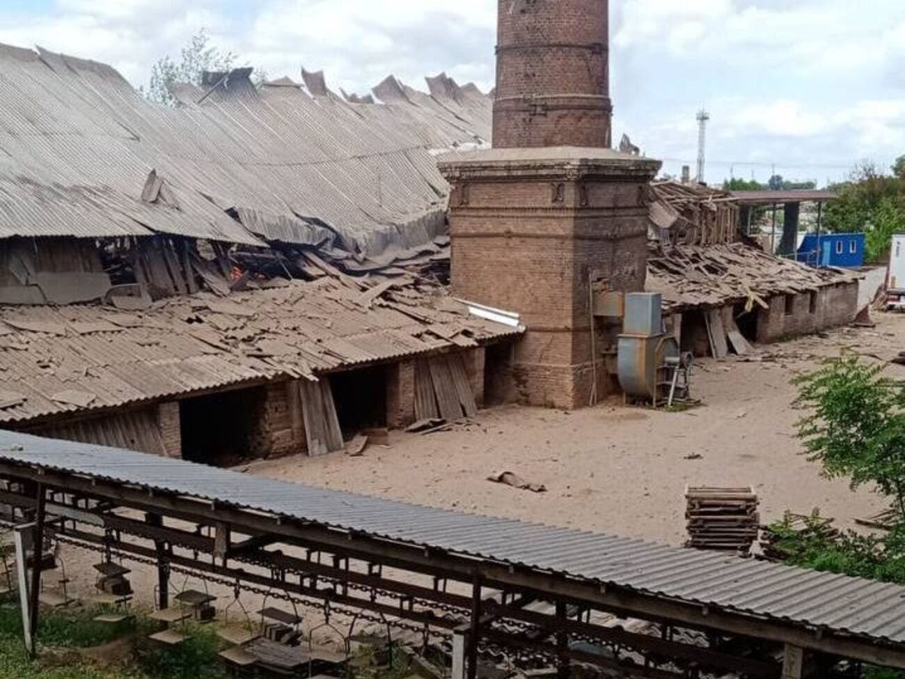 Уламки ракети впали на цегельний завод