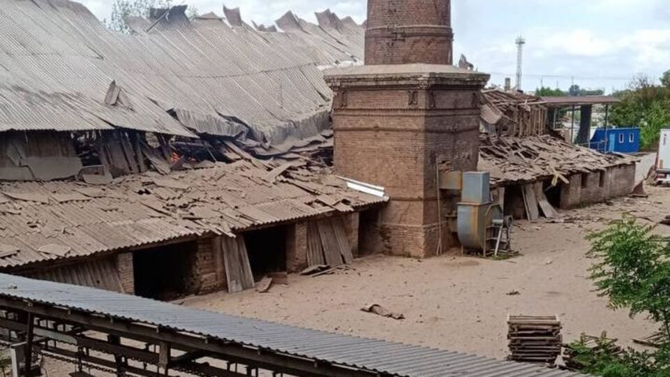 Уламки ракети впали на цегельний завод