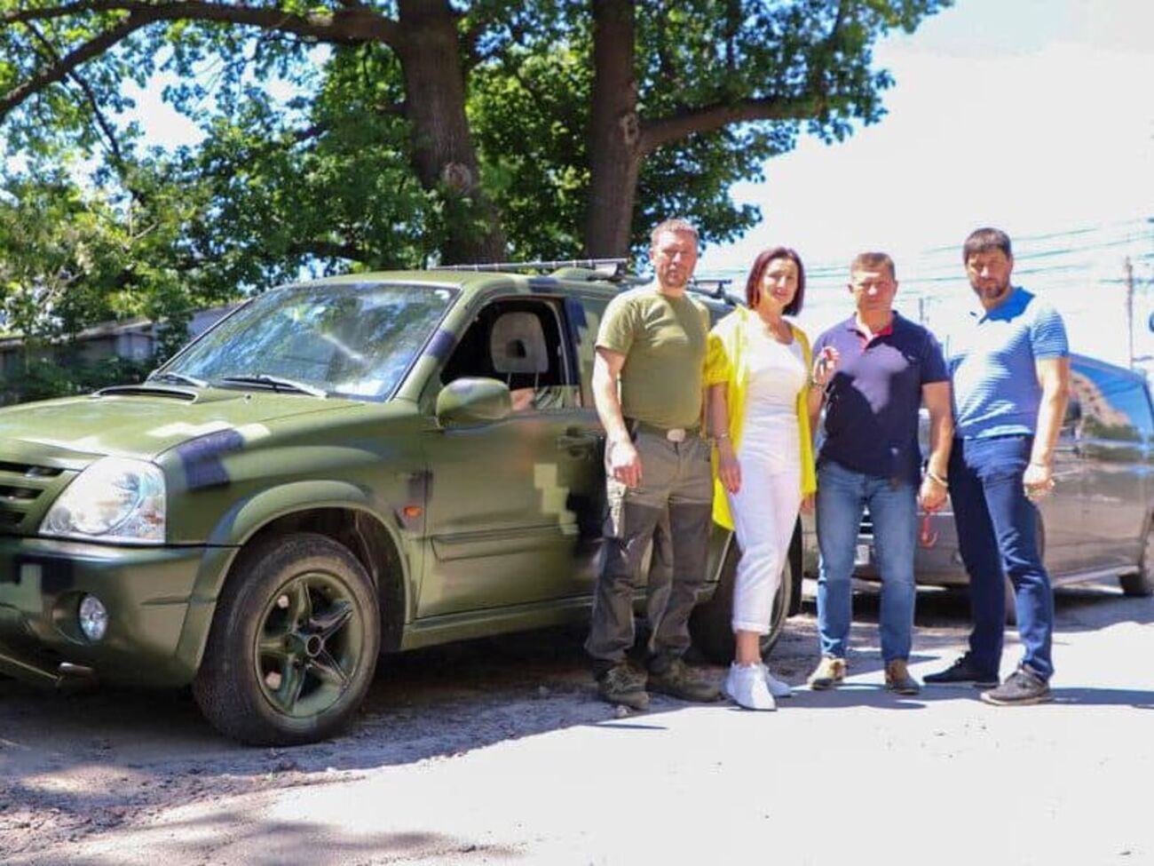 Волонтеры также обеспечивают бойцов маскировочными сетками, лекарствами, средствами гигиены и питьевой водой