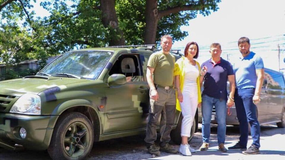 Волонтери також забезпечують бійців маскувальними сітками, ліками, засобами гігієни та питною водою
