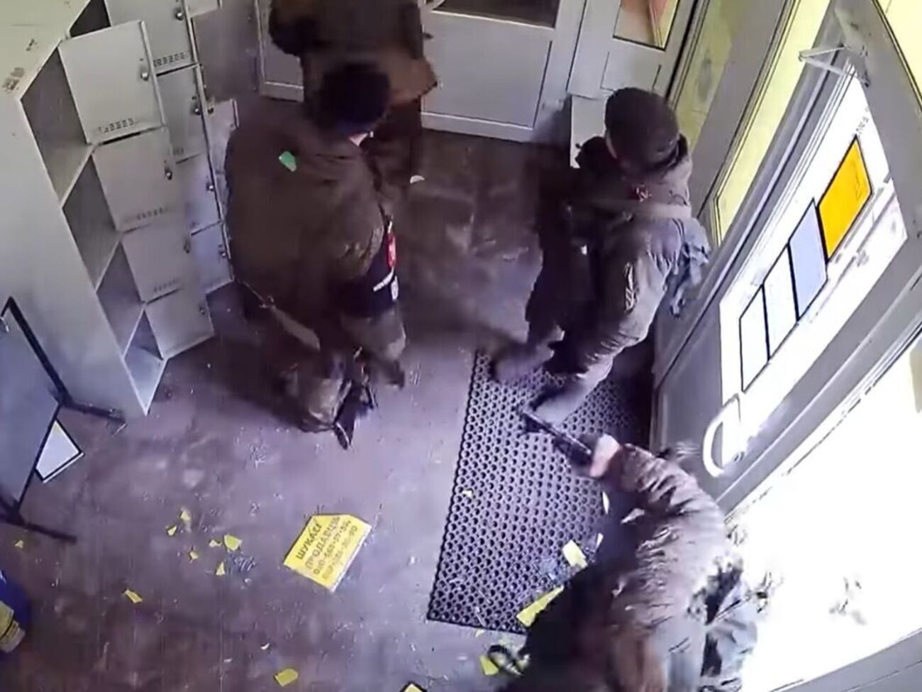 Российские военнослужащие зашли в магазин через выбитую дверь