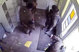 Российские военнослужащие зашли в магазин через выбитую дверь