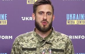 За даними Магру, уряди України та Великобританії роблять кроки для обміну на полонених росіян трьох військовослужбовців, "засуджених" бойовиками до страти