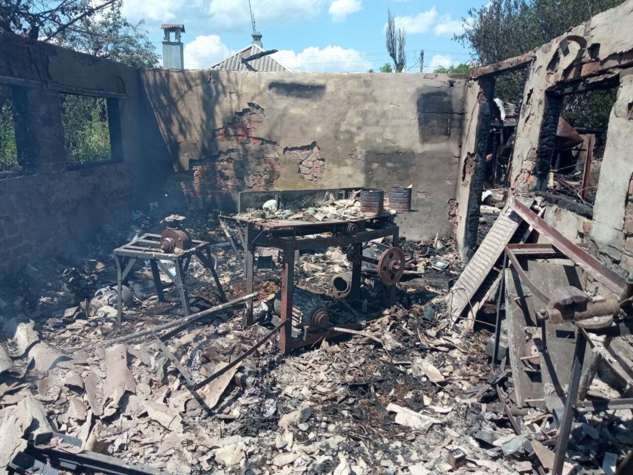 За сутки спасатели в Харьковской области выезжали на восемь пожаров, вызванных российскими обстрелами