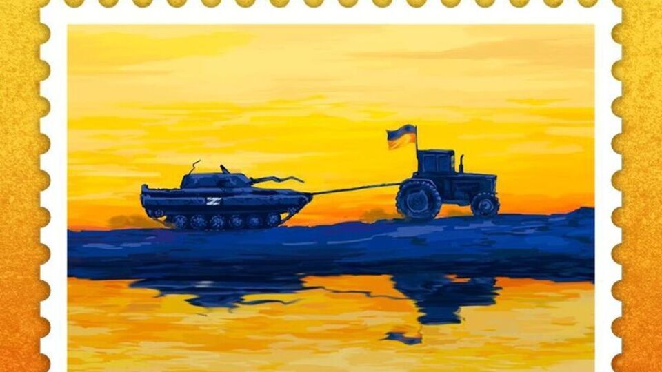 По данным "Укрпошти", более 340 тыс. украинцев выбрали эскиз с трактором, который тянет российский танк