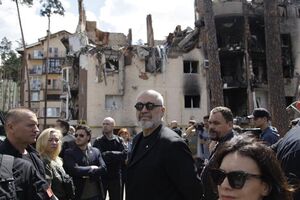 Рама (в центрі) та Абазович (на тлі) 15 червня відвідали Ірпінь