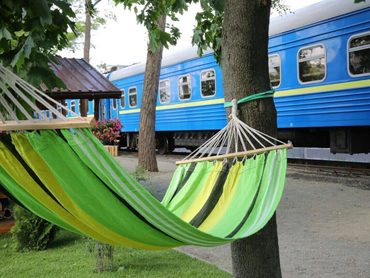 "Железный городок". "Укрзалізниця" открыла в Ирпене комплекс для проживания людей, которые из-за войны остались без жилья. Фоторепортаж