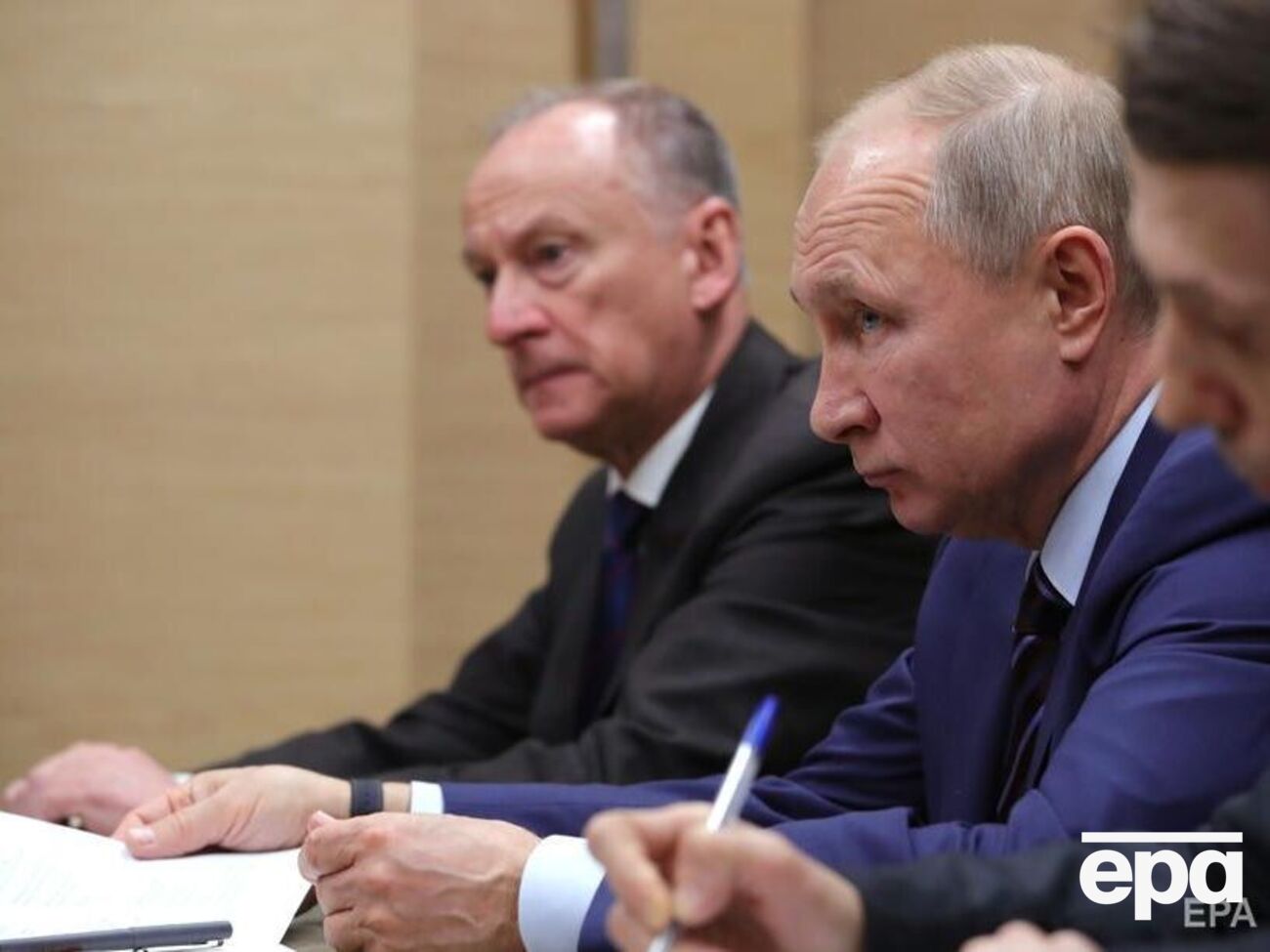 Патрушеву, по словам инсайдеров, несколько лет назад Путин делегировал частичное управление Россией