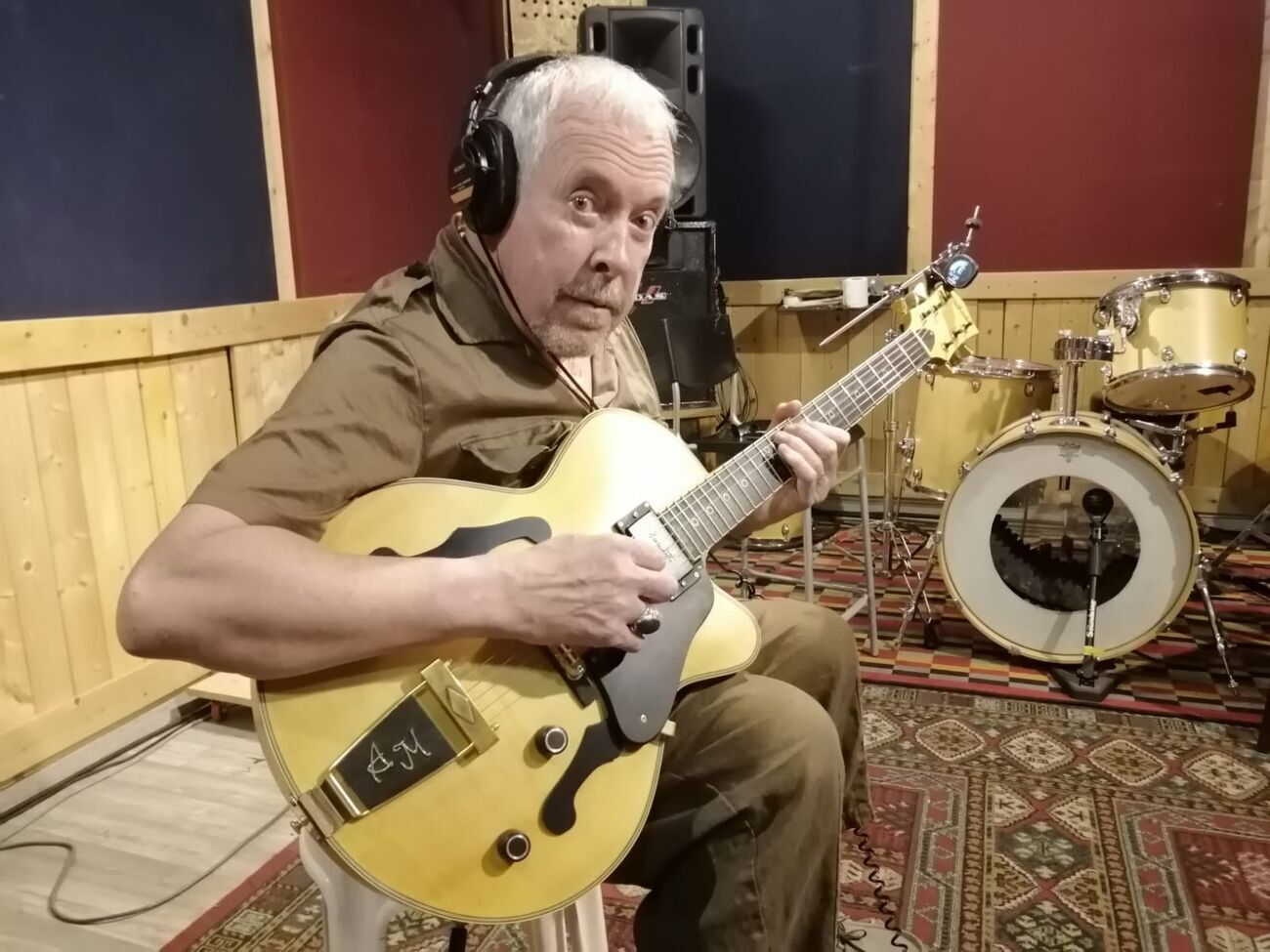 Макаревич: Так и живут за стеной, а вокруг благодать, но даже собаки не смотрят друг другу в глаза