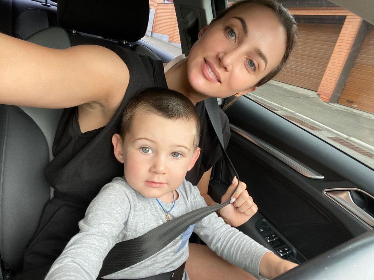 Різатдінова разом із сином живуть у Болгарії