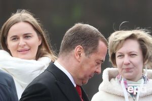 Медведєв і далі багатозначно висловлюється в соцмережах