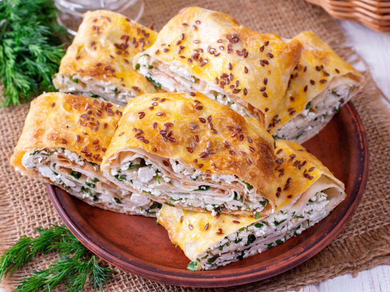 Рулет нужно выпекать 30 минут