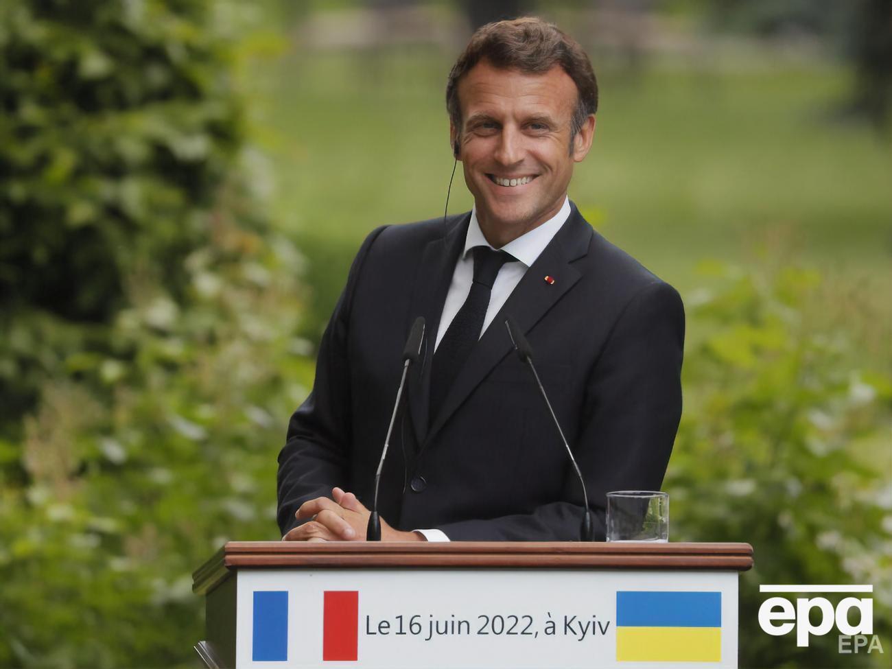 Макрон:&nbsp;Мы помогаем Украине оборонительным оружием, но не вступаем в войну с Россией, потому определенный вид вооружений, например, штурмовые самолеты или танки, было договорено не поставлять