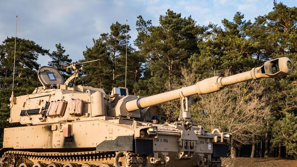 Великобританія закупила понад 20 далекобійних американських САУ у бельгійської збройової компаніїта відремонтувала їх, зазначив Воллес
