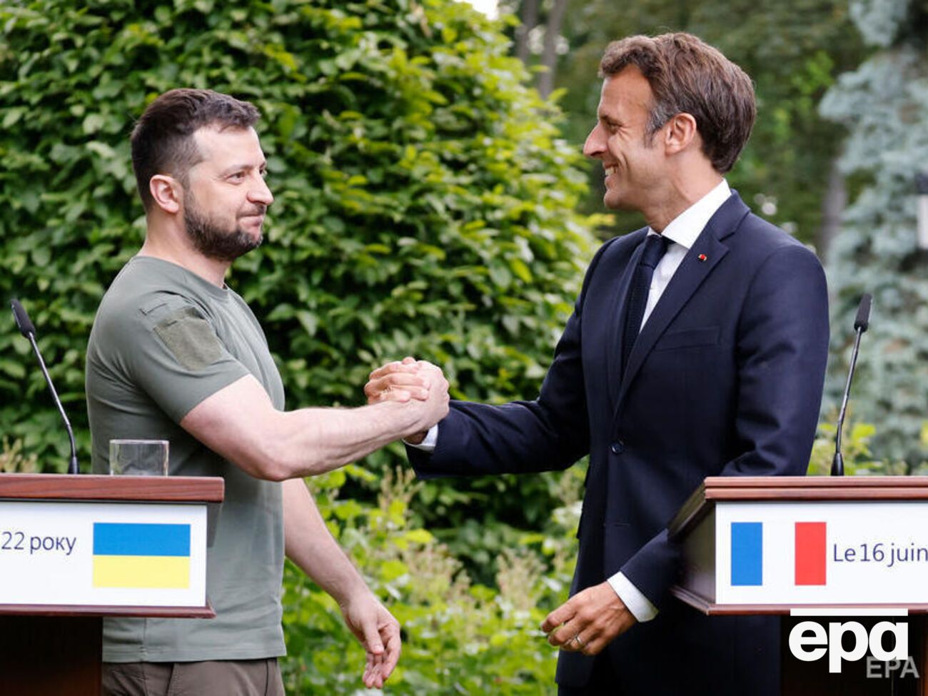 Макрон (на фото с Зеленским после брифинга в Киеве) сообщил, что Украина должна будет выполнить ряд условий после получения статуса кандидата, чтобы продвигаться дальше по процедуре евроинтеграции