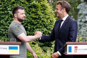 Макрон (на фото із Зеленським після брифінгу в Києві) повідомив, що Україна муситиме виконати низку умов після отримання статусу кандидата, щоб просуватися далі за процедурою євроінтеграції