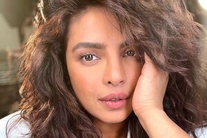 Чопра в январе 2022 года стала матерью. Ребенка родила суррогатная мать