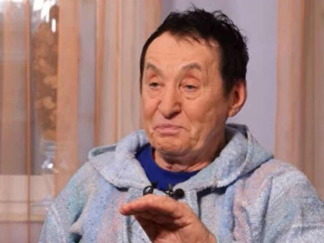 Левко Дурко начал карьеру артиста в 1989 году, исполнив песню "Їду в Югославію"